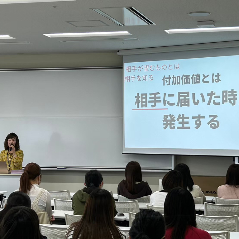 お客様と対話する西良旺子